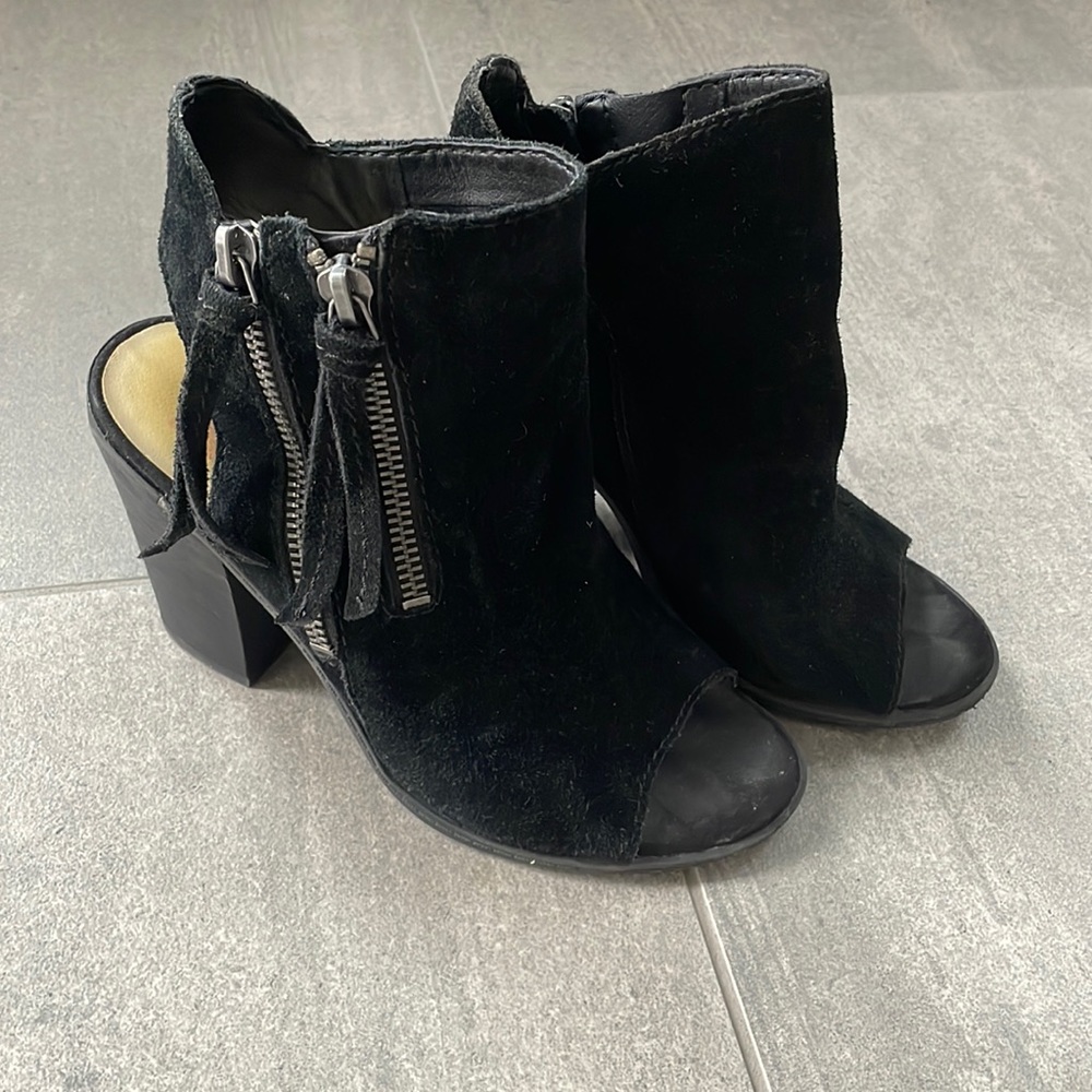 Dolce Vita Niomi Suede Booties Peep Toe Zipper